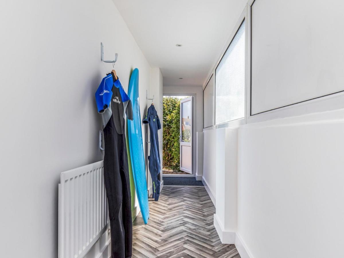 Pass The Keys Charming Chalet A Stones Throw From The Beach Chichester Exterior photo