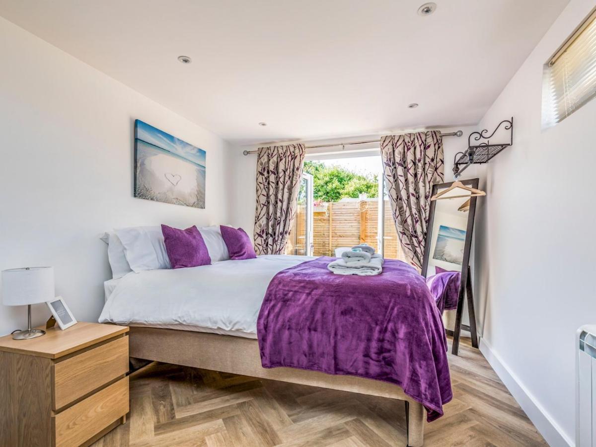Pass The Keys Charming Chalet A Stones Throw From The Beach Chichester Exterior photo
