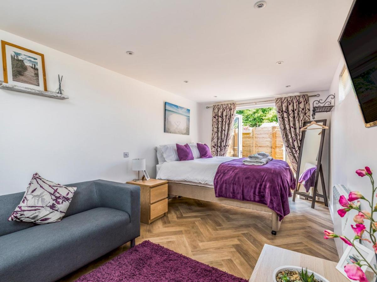 Pass The Keys Charming Chalet A Stones Throw From The Beach Chichester Exterior photo