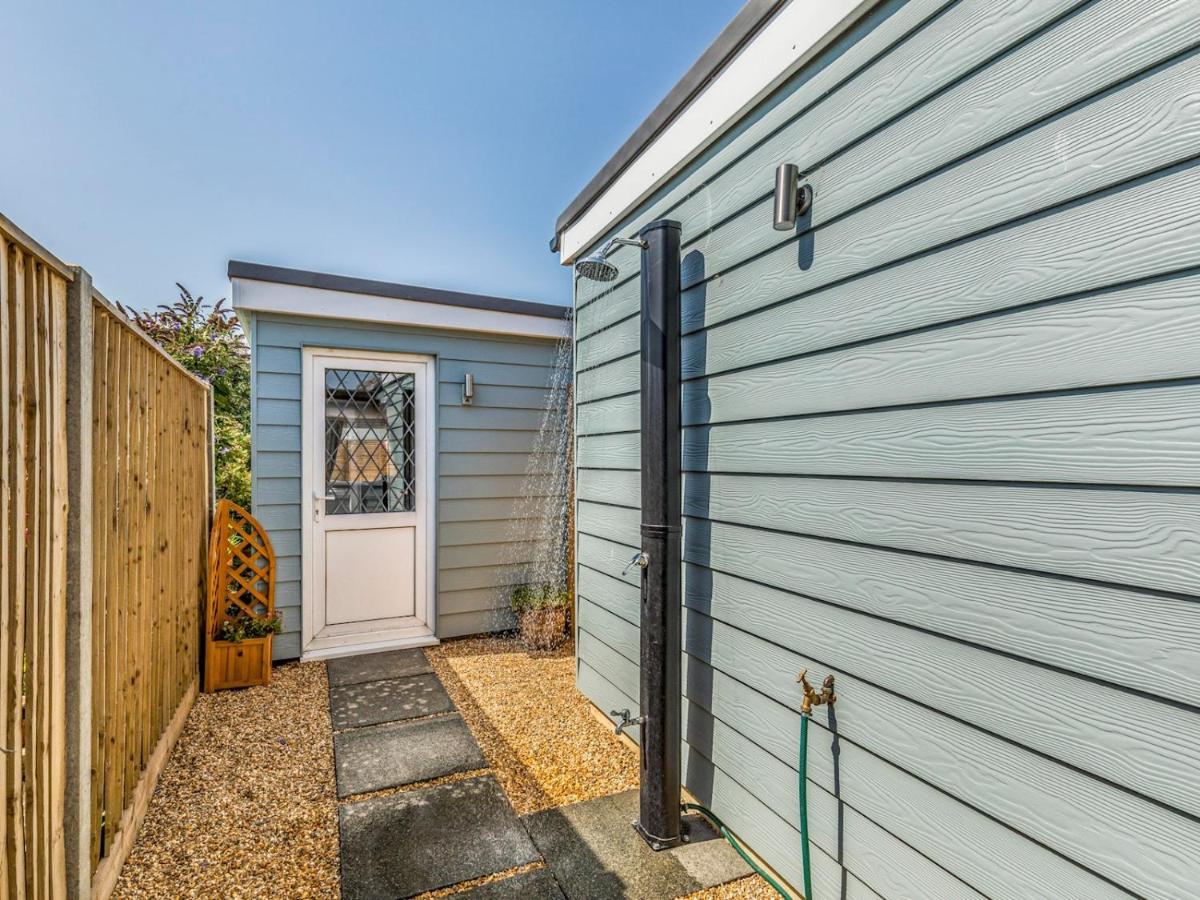 Pass The Keys Charming Chalet A Stones Throw From The Beach Chichester Exterior photo