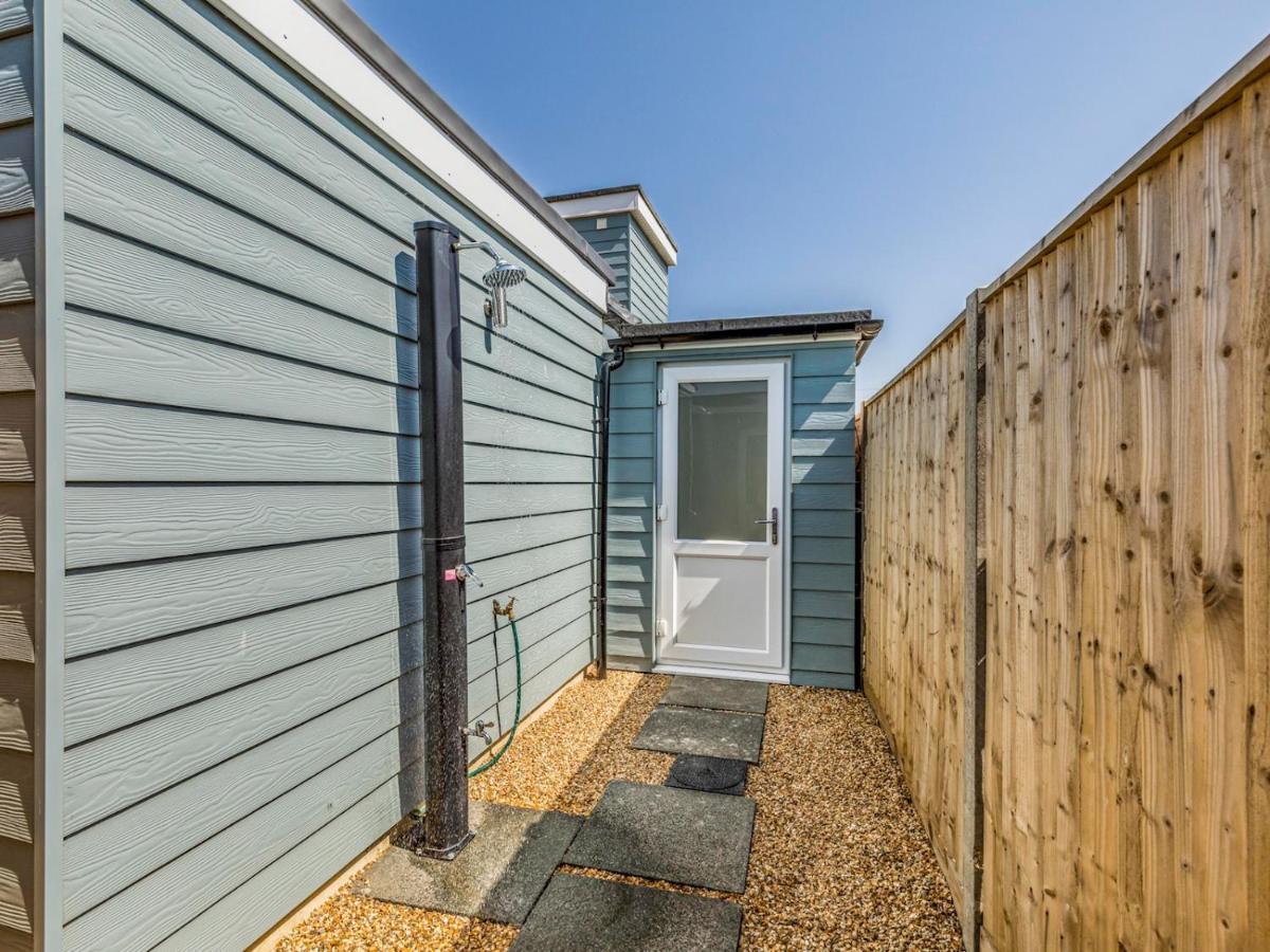 Pass The Keys Charming Chalet A Stones Throw From The Beach Chichester Exterior photo