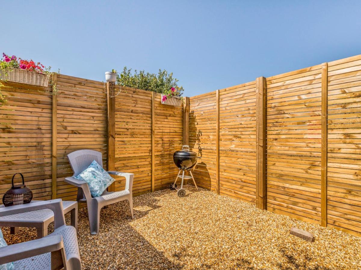 Pass The Keys Charming Chalet A Stones Throw From The Beach Chichester Exterior photo