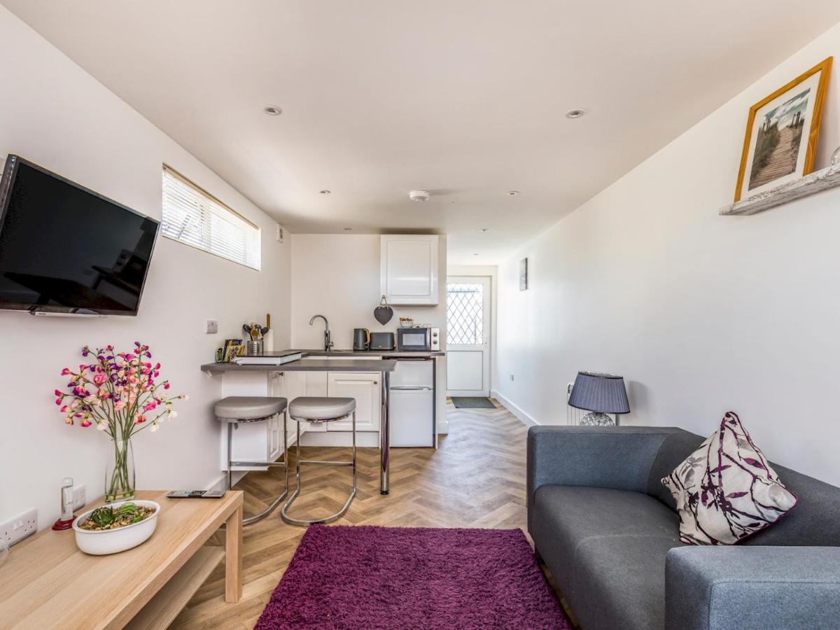 Pass The Keys Charming Chalet A Stones Throw From The Beach Chichester Exterior photo