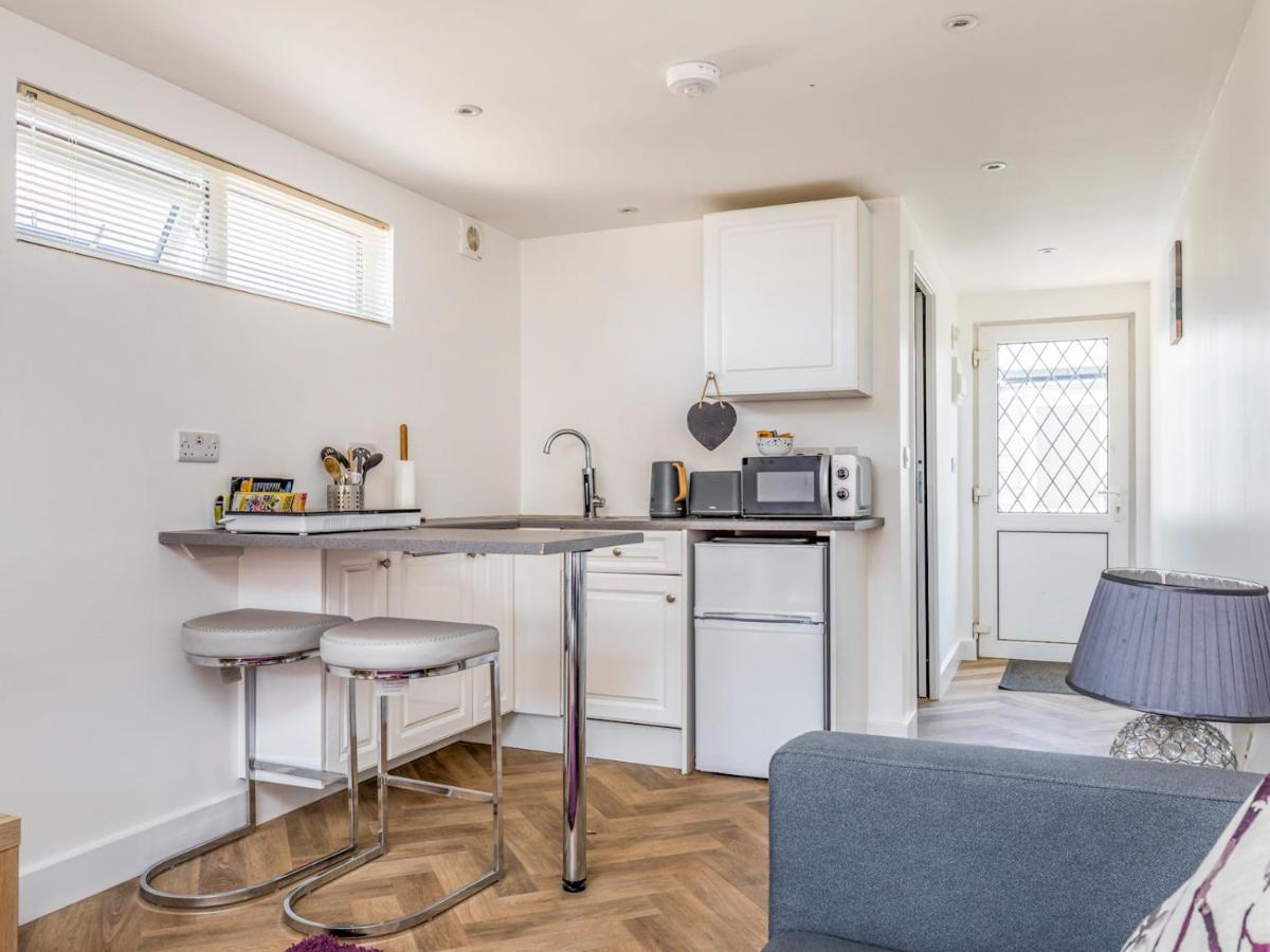 Pass The Keys Charming Chalet A Stones Throw From The Beach Chichester Exterior photo