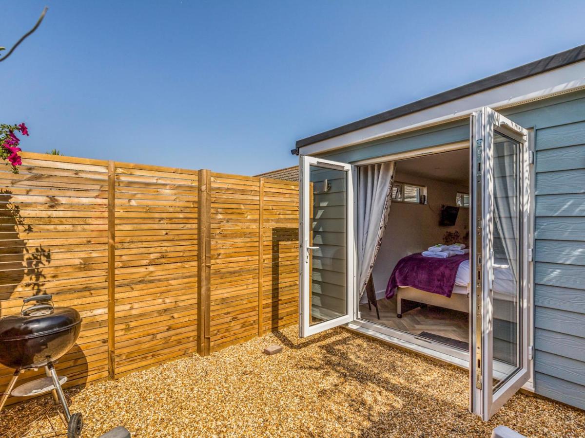 Pass The Keys Charming Chalet A Stones Throw From The Beach Chichester Exterior photo