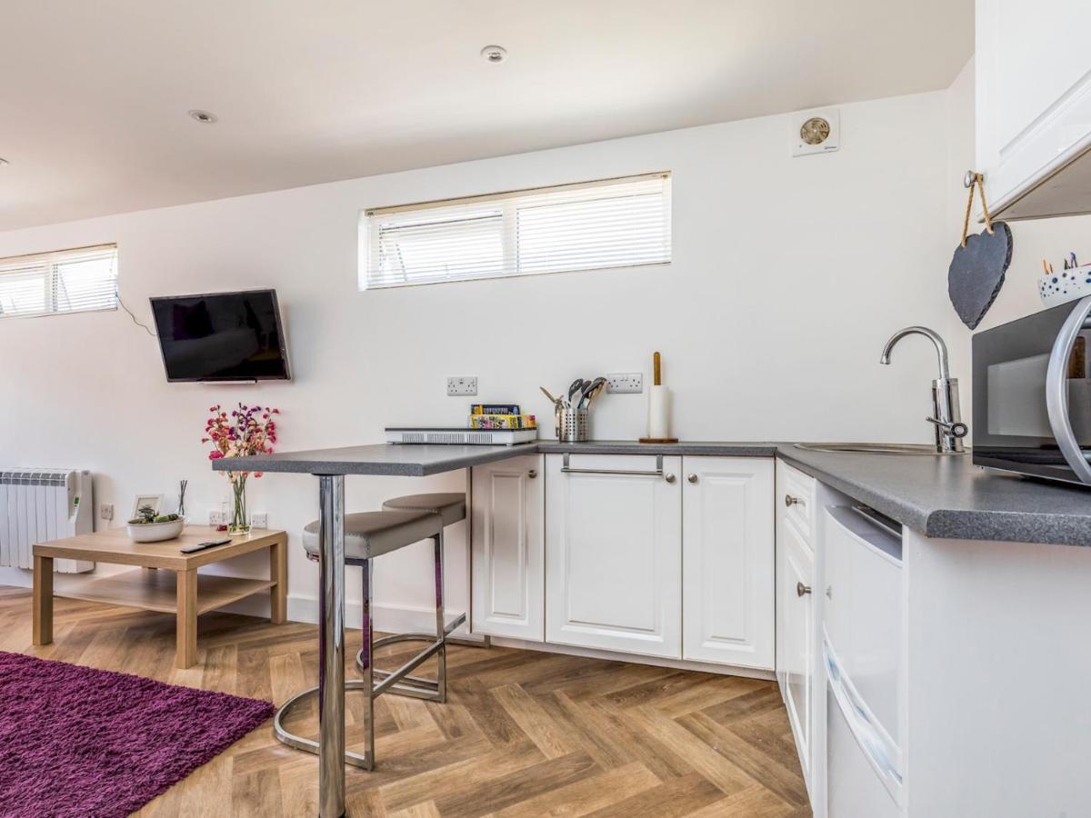 Pass The Keys Charming Chalet A Stones Throw From The Beach Chichester Exterior photo