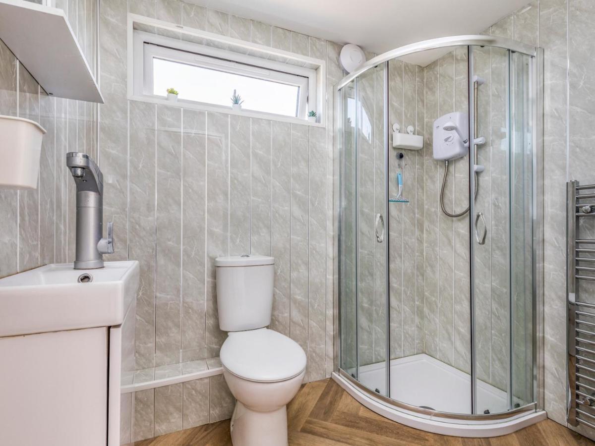 Pass The Keys Charming Chalet A Stones Throw From The Beach Chichester Exterior photo