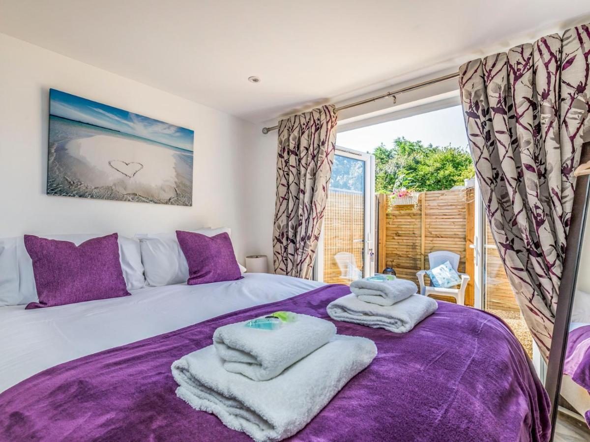 Pass The Keys Charming Chalet A Stones Throw From The Beach Chichester Exterior photo
