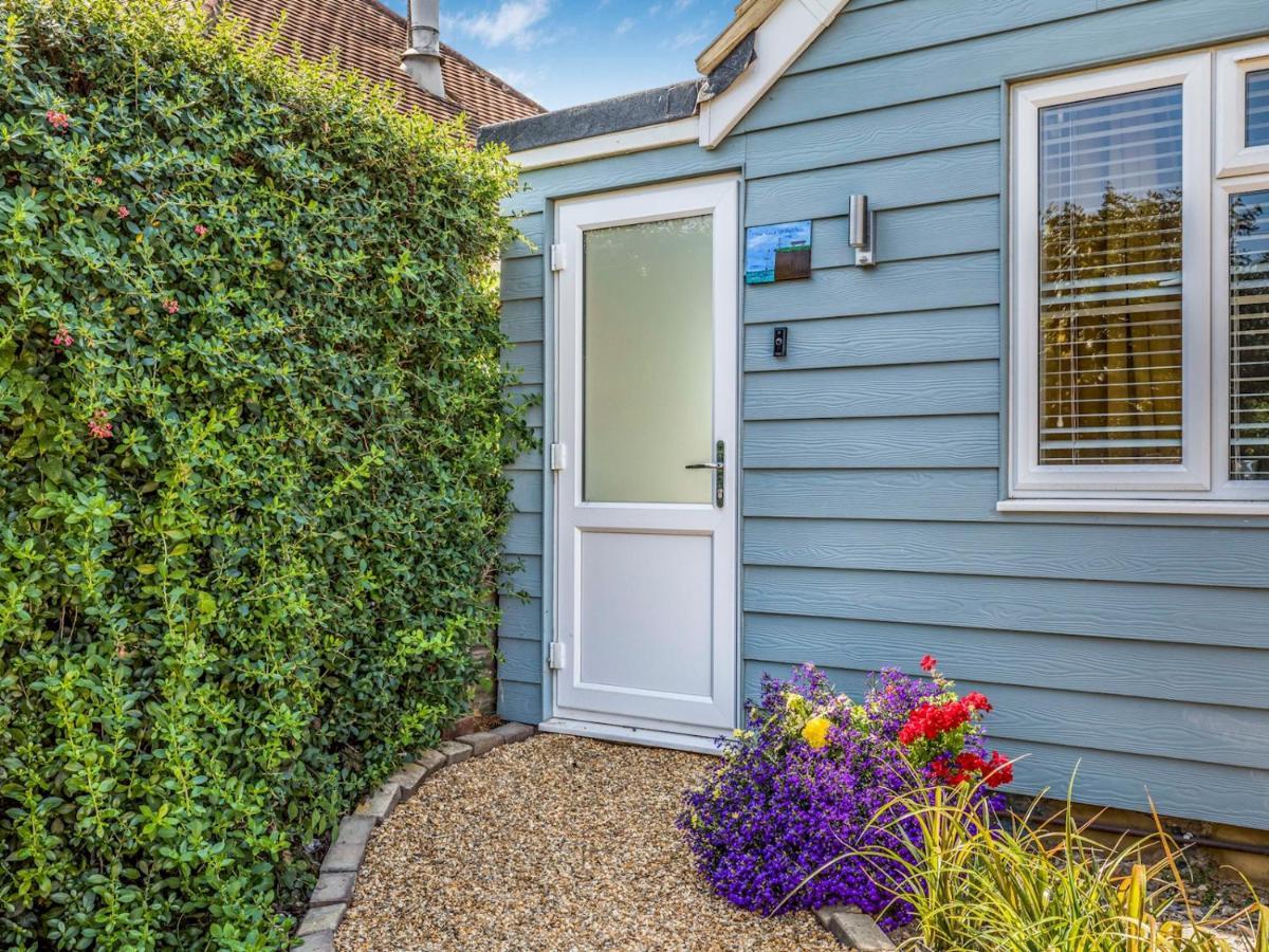 Pass The Keys Charming Chalet A Stones Throw From The Beach Chichester Exterior photo