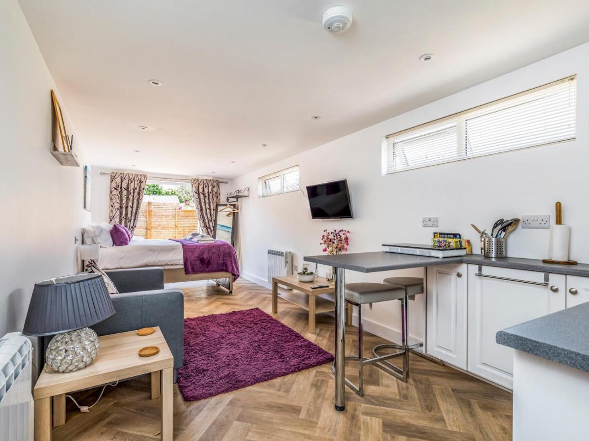 Pass The Keys Charming Chalet A Stones Throw From The Beach Chichester Exterior photo