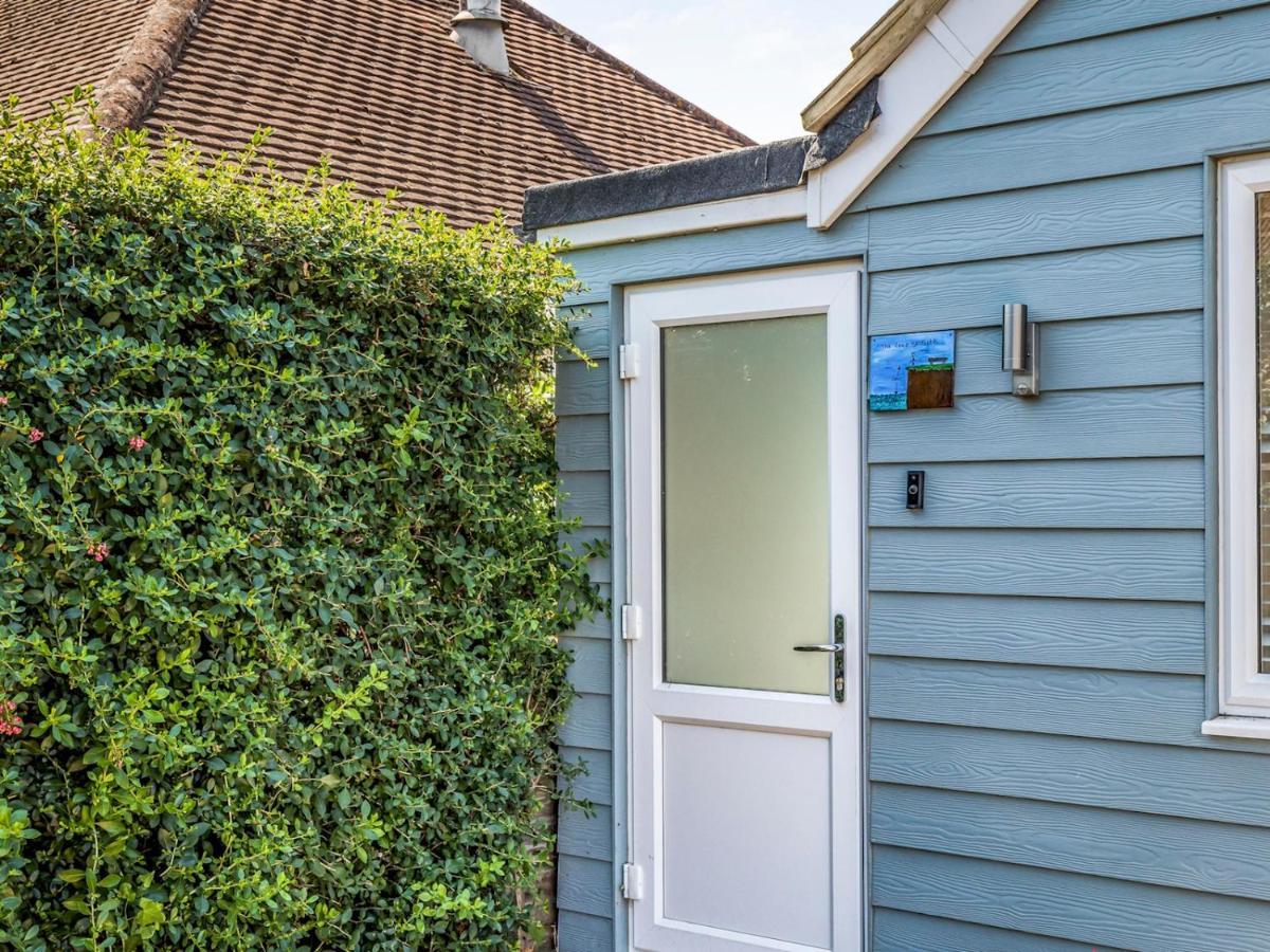 Pass The Keys Charming Chalet A Stones Throw From The Beach Chichester Exterior photo